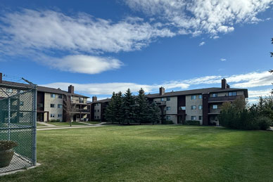 Apartment complex weekly lawn mowing service Regina